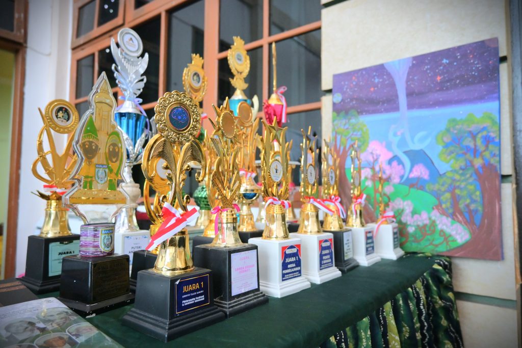 Piala-piala prestasi para mahasiswa Prodi S-1 PGMI (Foto:Humas)