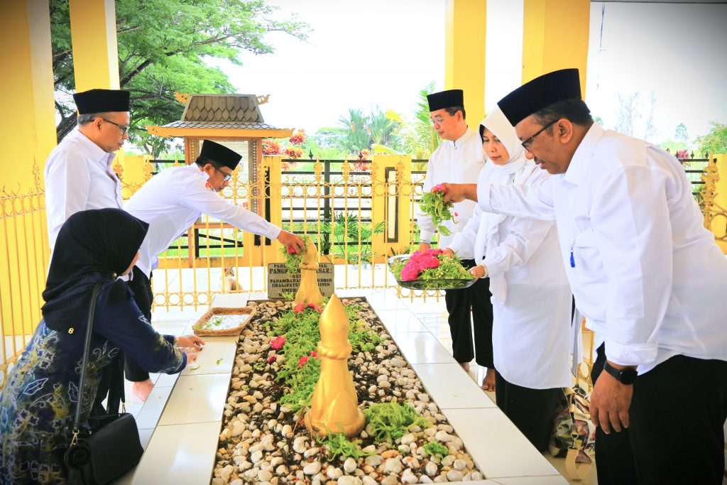 Pimpinan UIN Antasari saat ziarah ke Makam Pangeran Antasari (Foto:Humas)