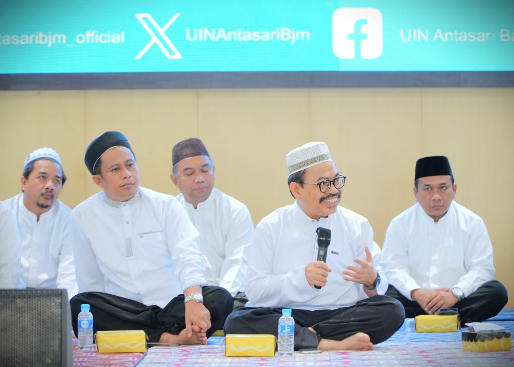 Rektor Prof. Dr. H. Mujiburrahman, M.A. saat menjawab pertanyaan-pertanyaan para orang tua wali mahasiswa (Foto:Humas)