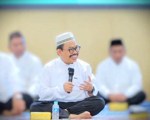 Rektor UIN Antasari Prof. Dr. H. Mujiburrahman, M.A. saat berdialog dengan para orang tua mahasiswa baru, sekaligus memperingati Haul ke-20 Abah Guru Sekumpul (Foto:Humas/Achmad Magfur)