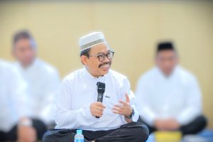 Rektor UIN Antasari Prof. Dr. H. Mujiburrahman, M.A. saat berdialog dengan para orang tua mahasiswa baru, sekaligus memperingati Haul ke-20 Abah Guru Sekumpul (Foto:Humas/Achmad Magfur)