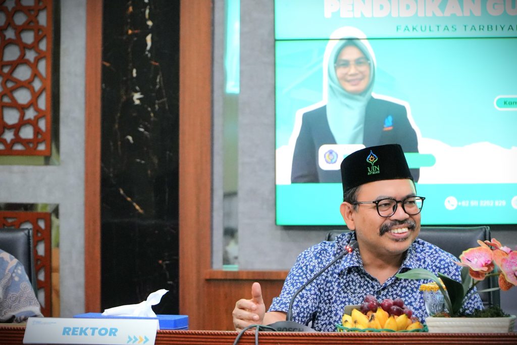 Rektor UIN Antasari Prof. Dr. H. Mujiburrahman, M.A. saat menanggapi rekomendasi-rekomendasi dari asesor (Foto:Humas)