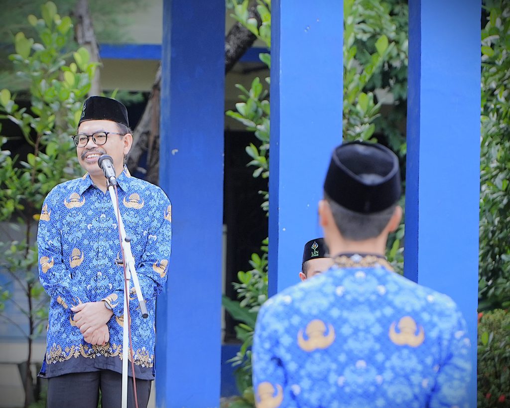 Rektor UIN Antasari Prof. Dr. H. Mujiburrahman, M.A. saat menjadi pembina Apel Hari Kesadaran Nasional perdana (Foto:Humas)