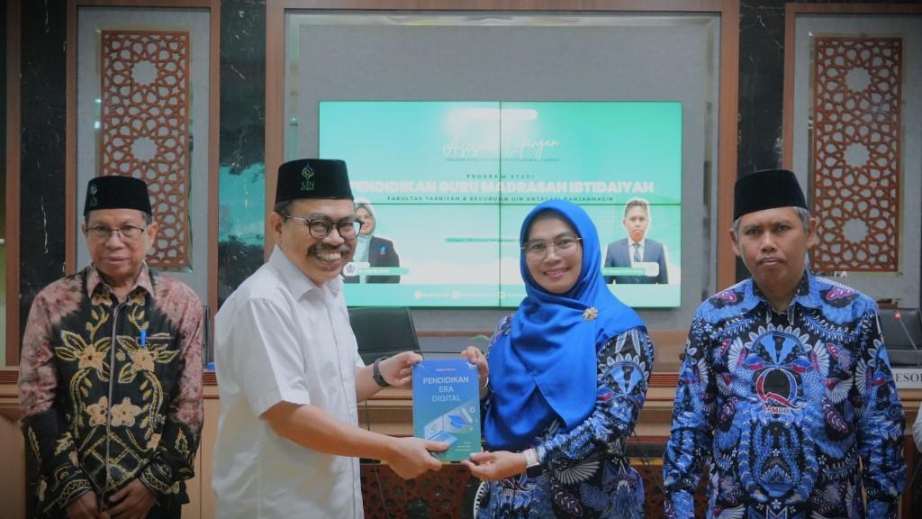 Rektor UIN Antasari Prof. Dr. H. Mujiburrahman, M.A. saat menyerahkan kenang-kenangan berupa karyanya (Foto:Muhammad Hilman)