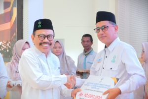 Rektor saat menyerahkan Achievement Awards 2024 kepada Ketua LPM (Foto:Humas/Jamal Ripani)