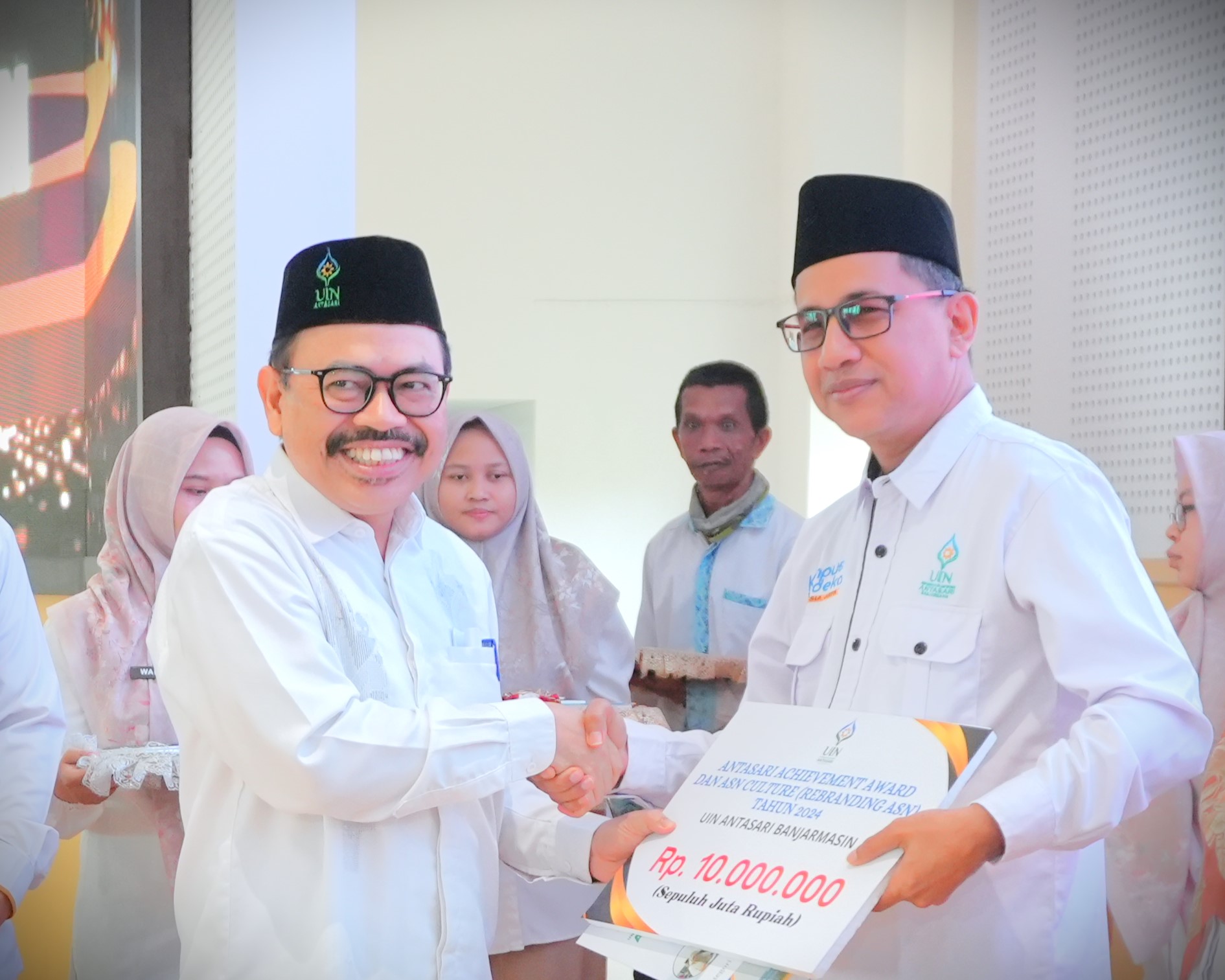 Rektor saat menyerahkan Achievement Awards 2024 kepada Ketua LPM (Foto:Humas/Jamal Ripani)