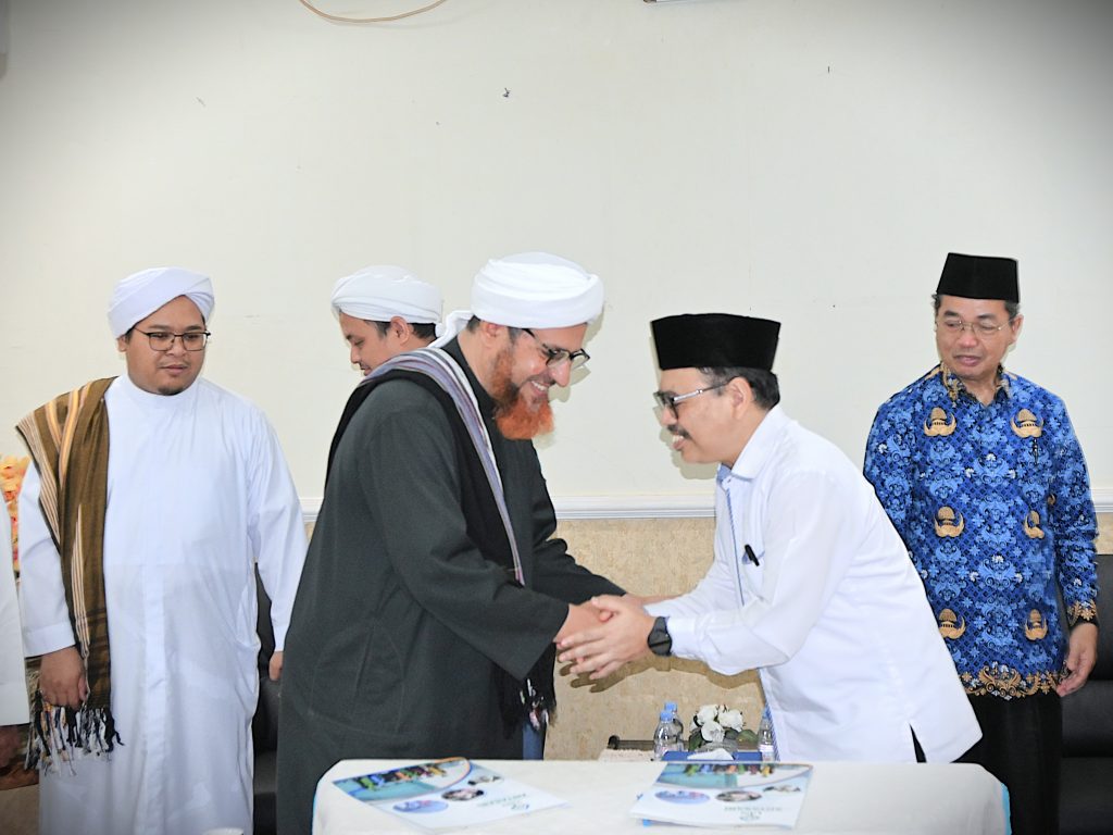 Rombongan Syekh Umar bin Husein Al Khatib saat berpamitan dengan Rektor UIN Antasari (Foto:Humas)