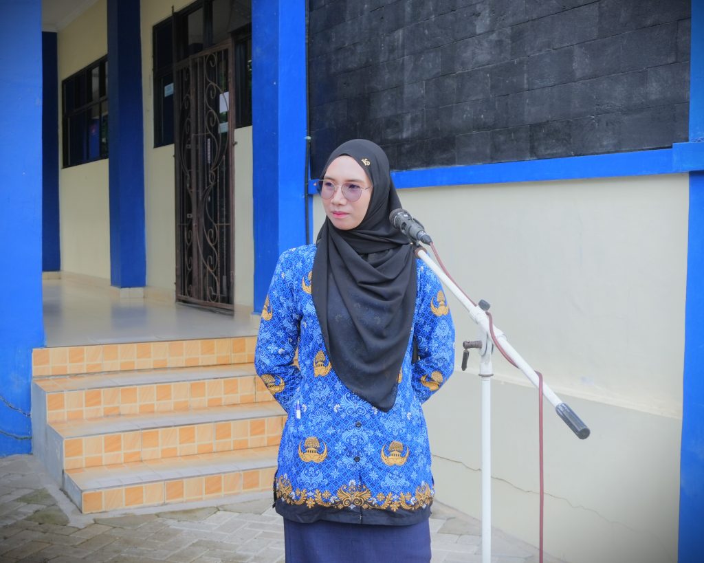 Sari Indriyani, M.Pd. saat menjadi pembawa acara (Foto:Humas)