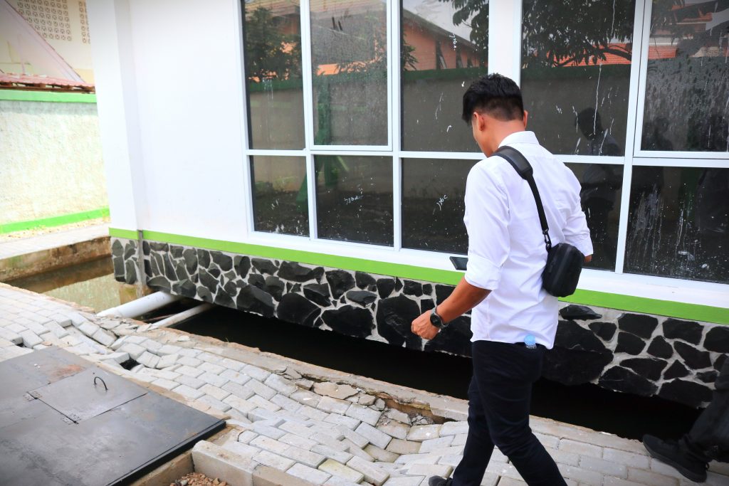 Tim BPPW Kalsel saat meninjau jalan setapak yang perlu perbaikan (Foto:Humas)