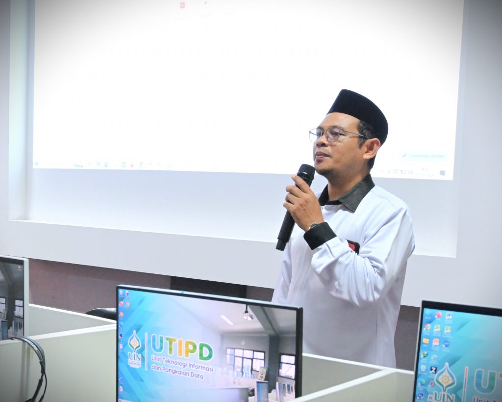 Wakil Dekan FTK UIN Antasari Bidang Akademik dan Kelembagaan Prof. Dr. Ahmad Muradi, M.Ag. saat membuka acara (Foto:Humas/Jamal Ripani)