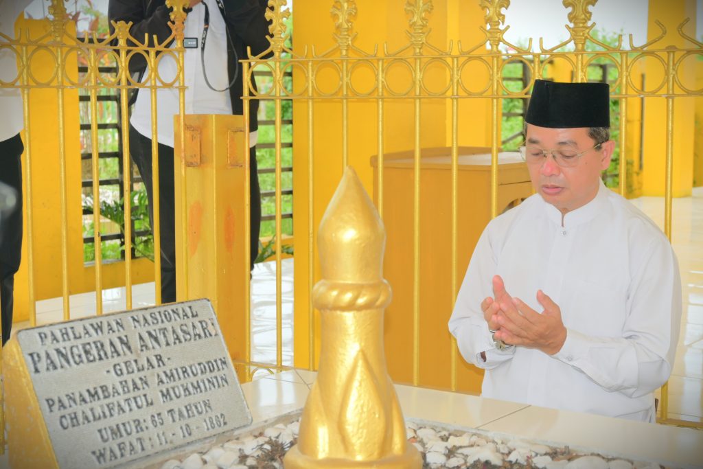 Wakil Rektor Dr. H. Akhmad Sagir, M.Ag. saat memimpin ziarah ke Makam Pangeran Antasari (Foto:Humas)