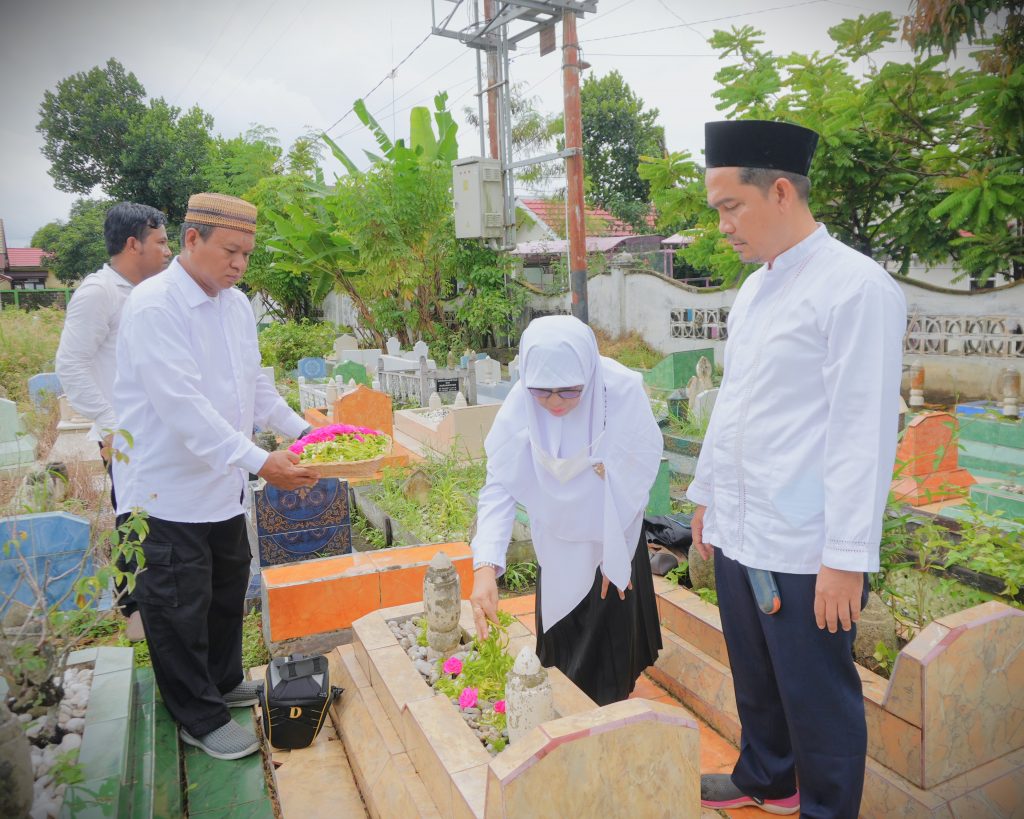 Wakil Rektor Dr. Hj. Nida Mufidah, M.Pd. bersama Ketua LP2M Dr. M. Zainal Abidin, M.Ag. saat ziarah ke makam Rektor Prof. Dr. H. Alfani Daud, M.A. (Foto:Humas/Baiti Rahmi)