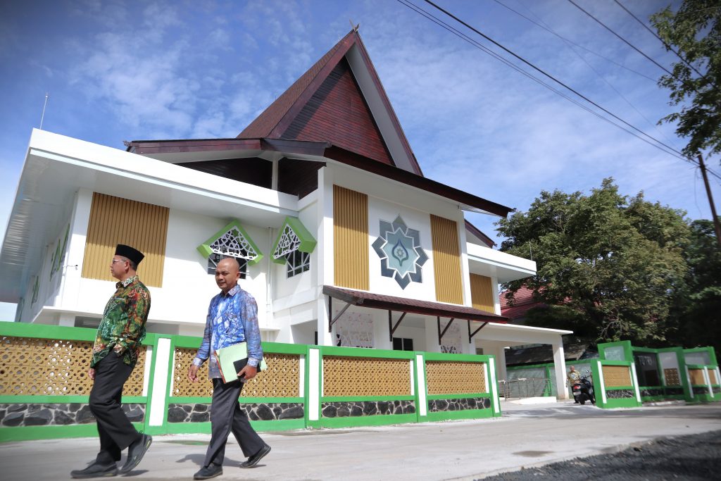 Wakil Rektor UIN Antasari Bidang AUPK Dr. H. Akhmad Sagir, M.Ag. usai melakukan peninjauan (Foto:Humas)