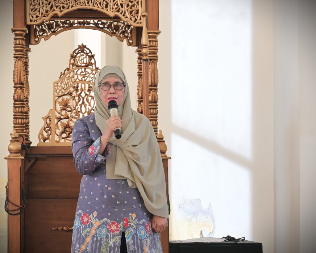 Wakil Rektor UIN Antasari Bidang Akademik dan Kelembagaan Dr. Hj. Nida Mufidah, M.Pd. saat membuka program pemondokan (Foto:Humas/Jamal Ripani)