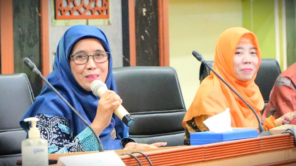 Wakil Rektor UIN Antasari Bidang Akademik dan Kelembagaan Dr. Hj. Nida Mufidah, M.Pd. saat mewakil Rektor memberikan sambutan (Foto:Muhammad Hilman)