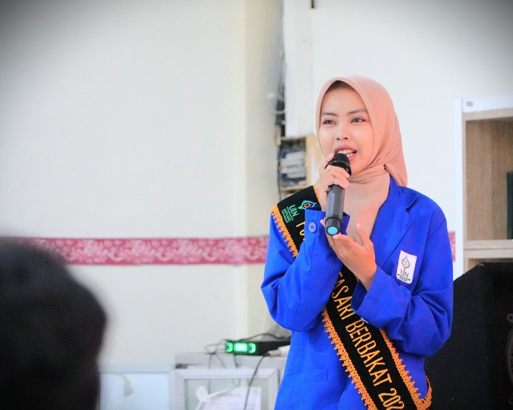 Zakia, saat memberikan testimoni serunya berkuliah di UIN Antasari (Foto:Muhammad Hilman)