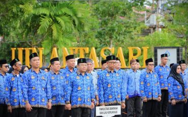 kompres - Para pegawai bersiap mengikuti Apel Hari Kesadaran Nasional perdana - Copy