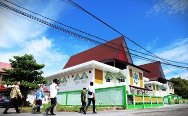 kompres - Tim BPPW Kalsel Kementerian PUPR RI saat meninjau hasil pembangunan 2 asrama baru kampus 1 UIN Antasari (Foto Humas)