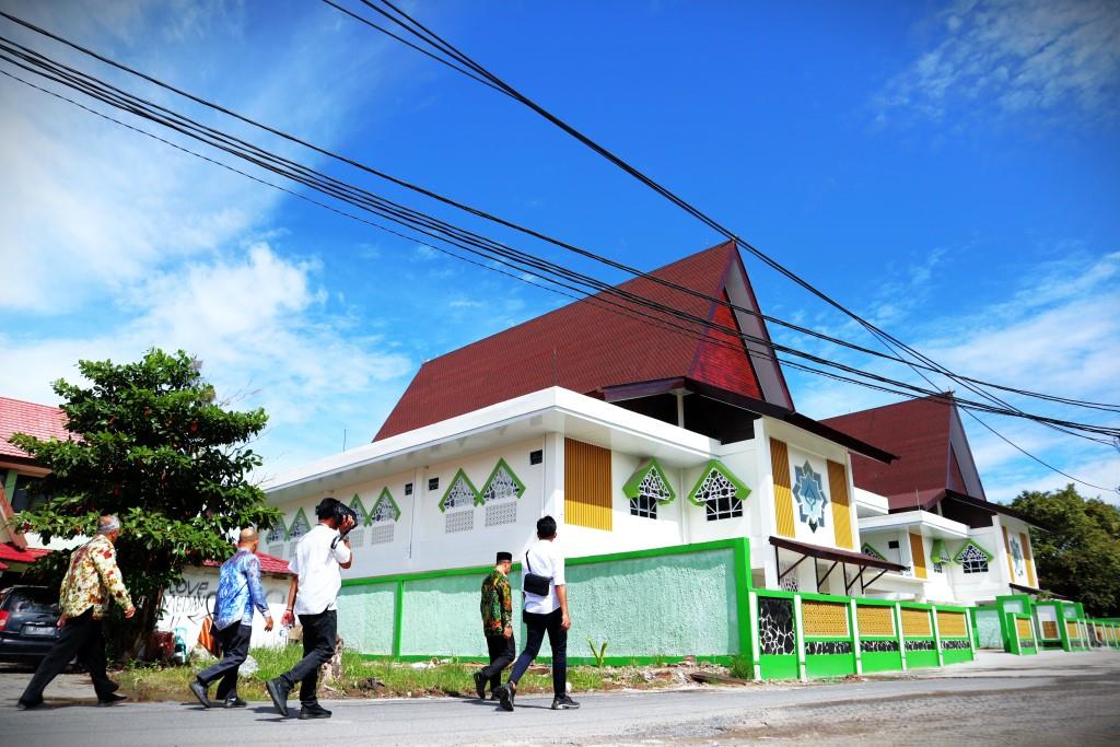 kompres - Tim BPPW Kalsel Kementerian PUPR RI saat meninjau hasil pembangunan 2 asrama baru kampus 1 UIN Antasari (Foto Humas)