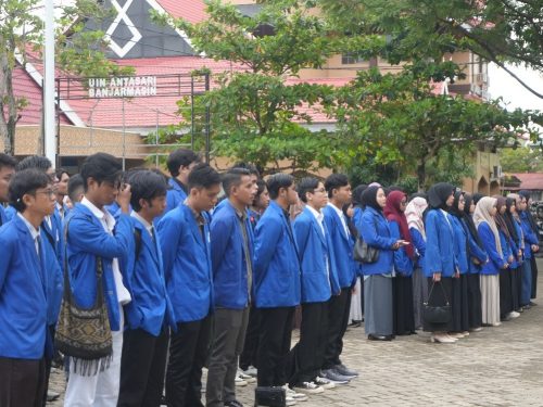 Pelepasan Mahasiswa KKN secara simbolis di halaman gedung PSB, Rabu (26/02/2025) (Foto: Muhammad Hilman)