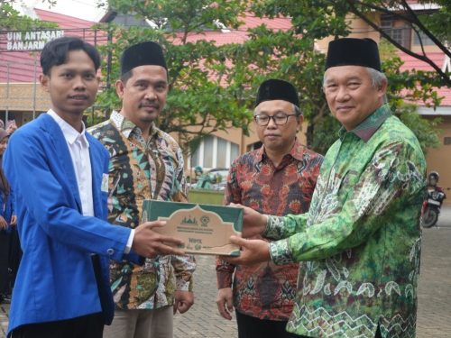 Penyerahan bantuan peralatan kebersihan dari Pengurus Dewan Masjid Indonesia Provinsi Kalimantan Selatan (Foto: Muhammad Hilman)