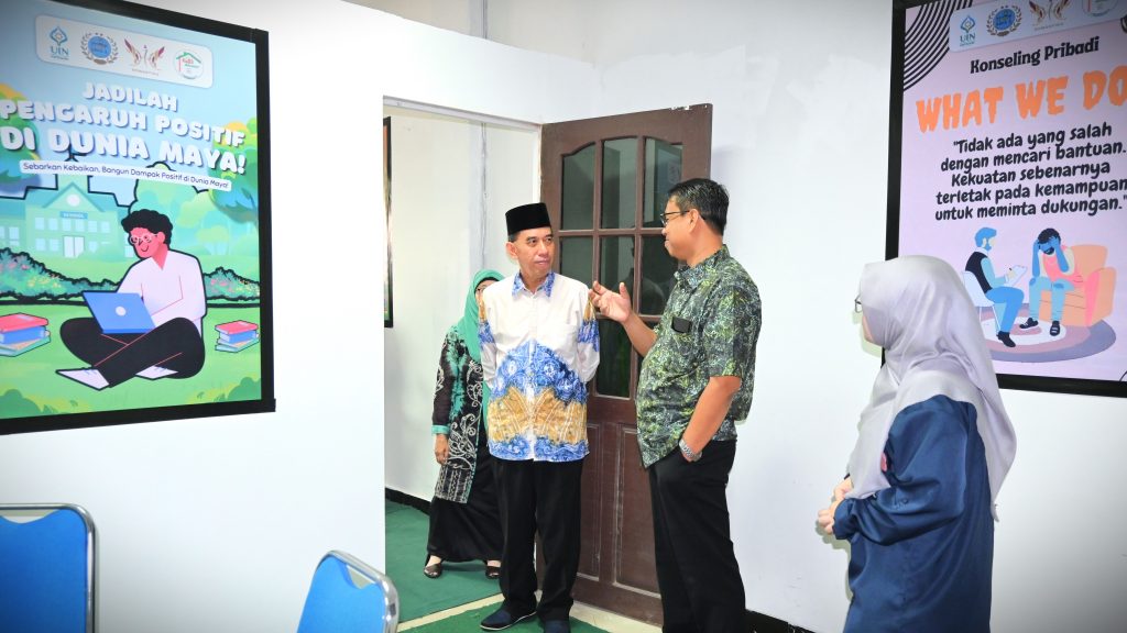 Asesor saat meninjau ruang Prodi S-1 BKPI (Foto:Humas/Jamal Ripani)