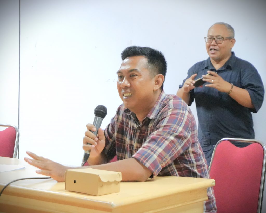 Editor Video Banjarmasin Post Ratino Taufik saat memberikan tip kepada para dosen (Foto:Muhammad Hilman)