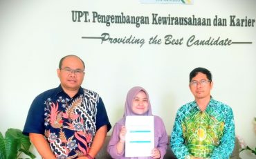 Foto bersama Kepala UPKK, mahasiswa penerima profiling Tes ADAB, dan Pejabat Bagian Mikwa (Foto:UPKK)