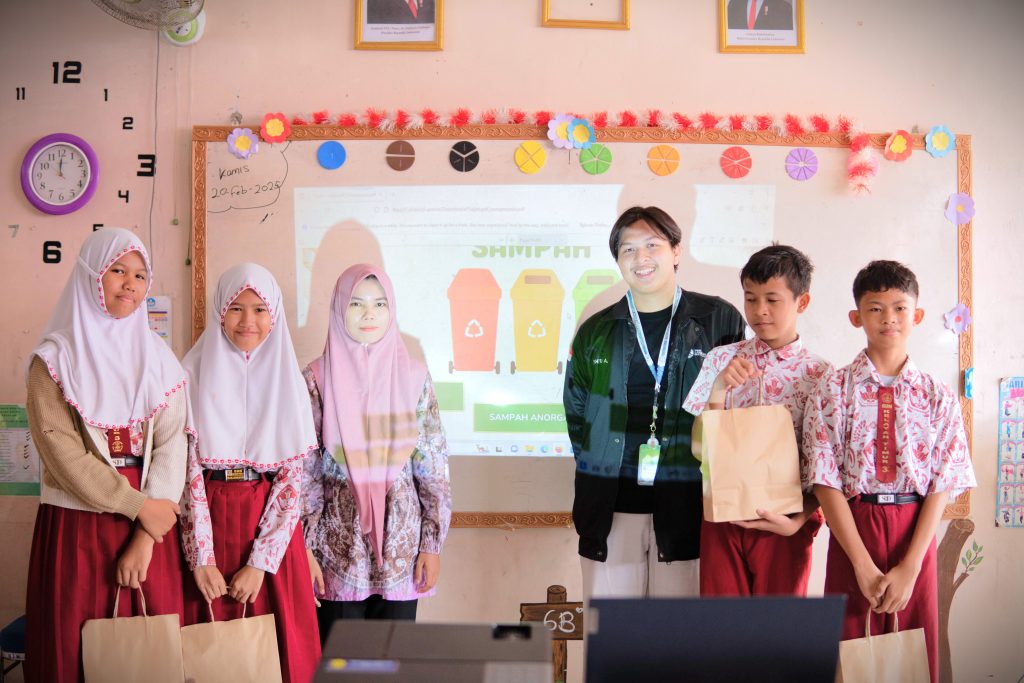 Ketua Panitia Muhammad Wahyu Akbar saat berfoto bersama para siswa yang mendapatkan hadiah (Foto:Dema UIN Antasari)