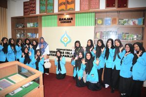 Foto bersama usai kunjungan ke perpustakaan UIN Antasari (Foto:Humas)