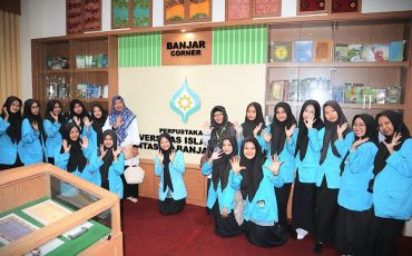 Foto bersama usai kunjungan ke perpustakaan UIN Antasari (Foto:Humas)