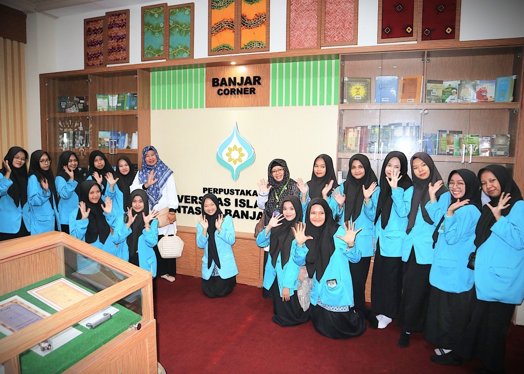 Foto bersama usai kunjungan ke perpustakaan UIN Antasari (Foto:Humas)