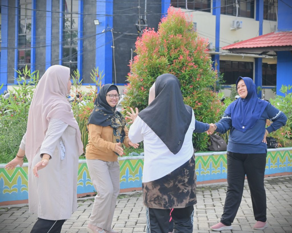 Hani, S.Ag. (kanan) saat kelelahan usai menuntaskan senam terakhir sebelum bulan puasa (Foto:Humas/Jamal Ripani)