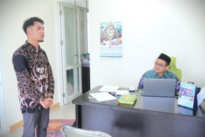 Iqbaluddin Al-Ghozy saat dites oleh Dr. H. Muhdi, M.Ag. (Foto:Muhammad Hilman)