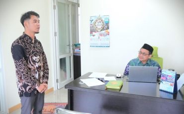 Iqbaluddin Al-Ghozy saat dites oleh Dr. H. Muhdi, M.Ag. (Foto:Muhammad Hilman)