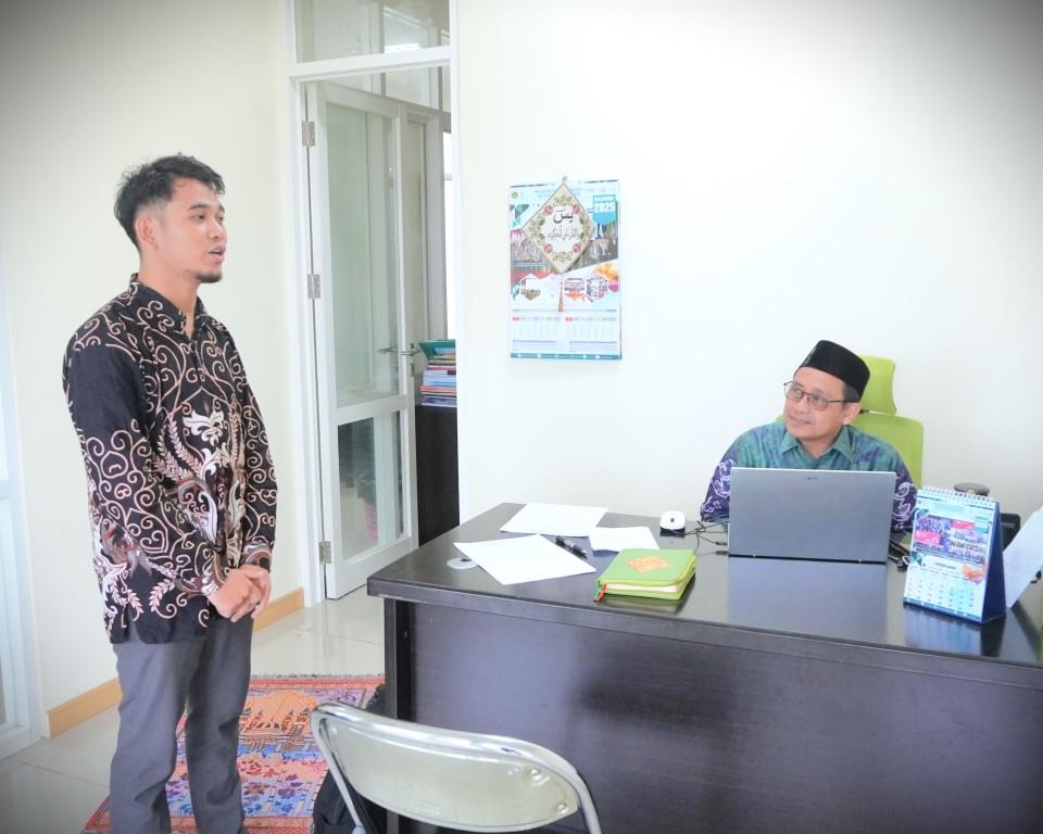 Iqbaluddin Al-Ghozy saat dites oleh Dr. H. Muhdi, M.Ag. (Foto:Muhammad Hilman)