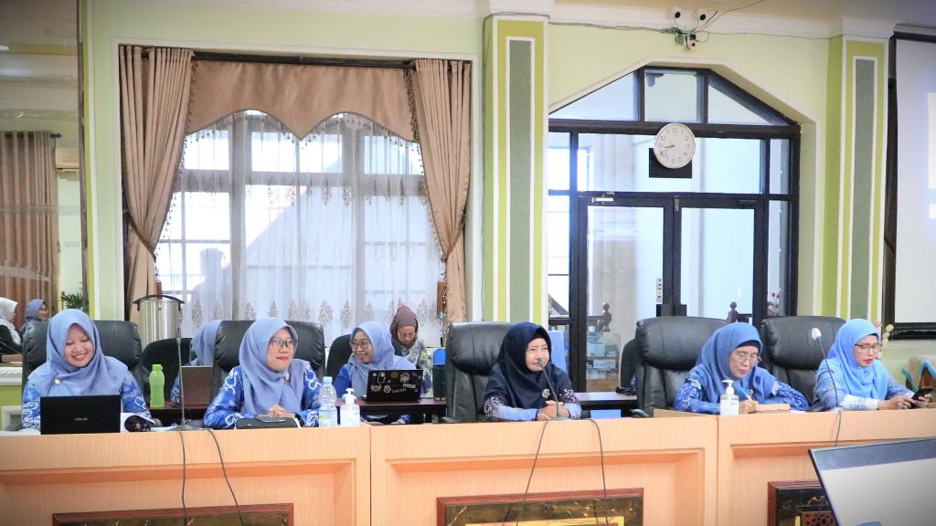 Jajaran Pengelola Prodi S-1 TBI, Wakil Dekan, Wakil Rektor, dan Kabag TU FTK (Foto:Humas/Rudy Hermawan)