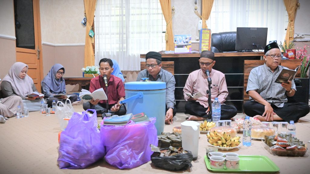 Karo AUPKK UIN Antasari Dr. H. Moh. Junaidin, M.A. saat memfasilitasi pembacaan burdah rutin mingguan (Foto:Humas/Jamal Ripani)