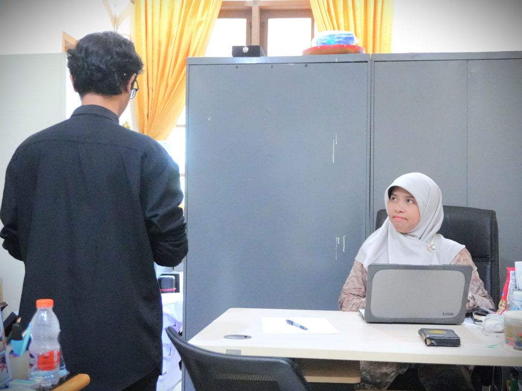 Mahasiswa saat dites oleh Koordinator Pusat Humas dan Keterbukaan Informasi Noor Hasanah, M.A. (Foto:Muhammad Hilman)