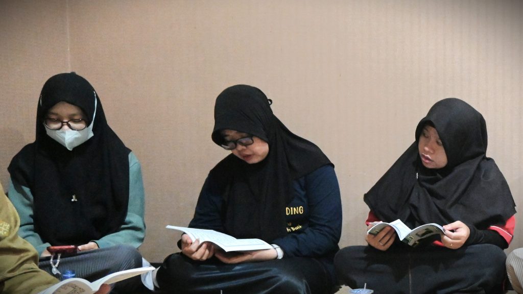 Mufidatun Nisa, S.Th.I., M.Fil.I. (tengah) saat khusyuk membaca burdah (Foto:Humas/Jamal Ripani)