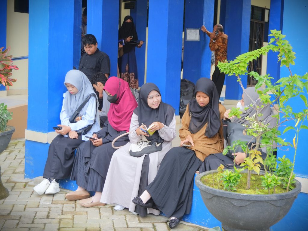 Para mahasiswa saat antre mengikuti TKK (Foto:Muhammad Hilman)