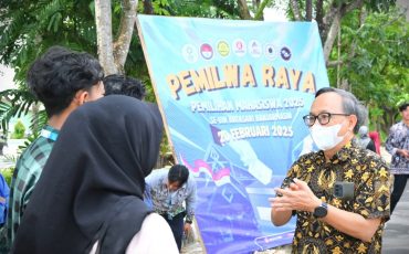 Para mahasiswa saat mendengarkan arahan dari Wakil Rektor UIN Antasari Bidang Kemahasiswaan dan Kerja Sama Dr. Irfan Noor, M.Hum. (Foto:Humas)