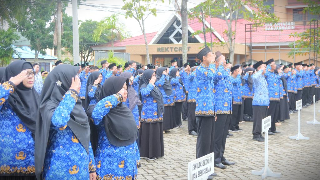 Para pegawai UIN Antasari saat mengikuti Apel Kesadaran Nasional, 17 Februari 2025 (Foto:Humas/Jamal Ripani)