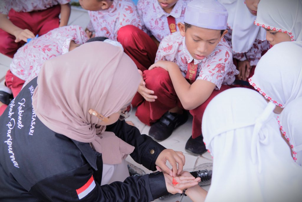 Para siswa saat memperhatikan serius persiapan penanaman bibit (Foto:Dema UIN Antasari)