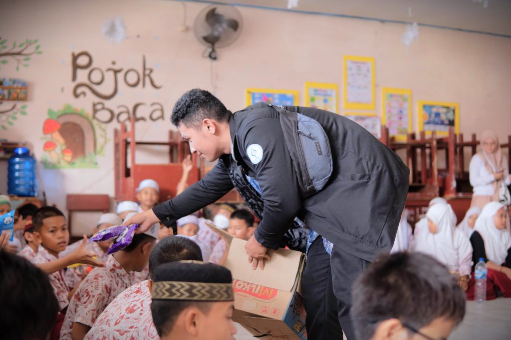 Para siswa saat menerima pembagian kudapan dari panitia (Foto:Dema UIN Antasari)