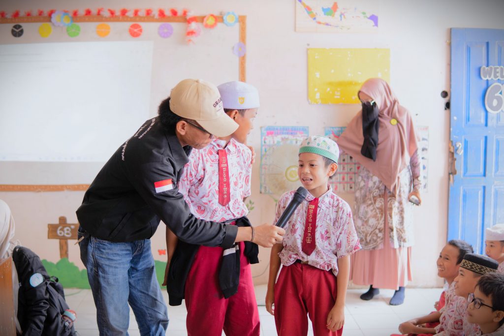 Presiden Mahasiswa UIN Antasari Abdurrahman saat berinteraksi dengan para siswa (Foto:Dema UIN Antasari)