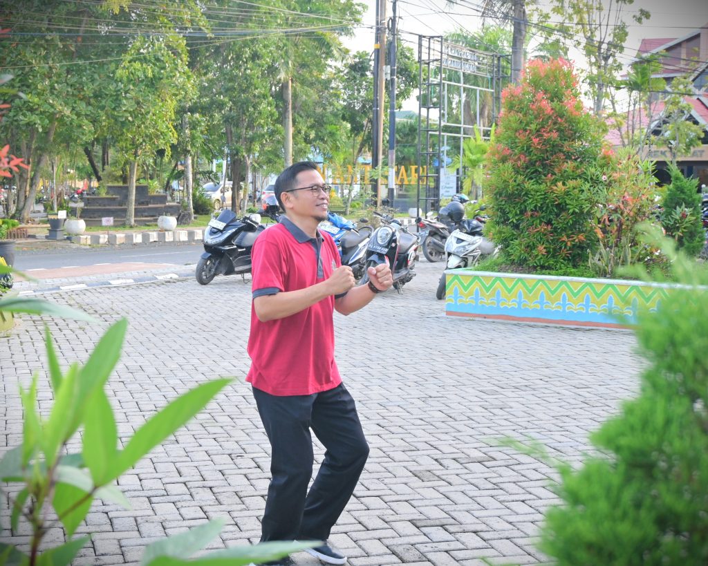 Ramaji, S.A.P. saat ceria mengikuti senam terakhir sebelum bulan puasa (Foto:Humas/Jamal Ripani)