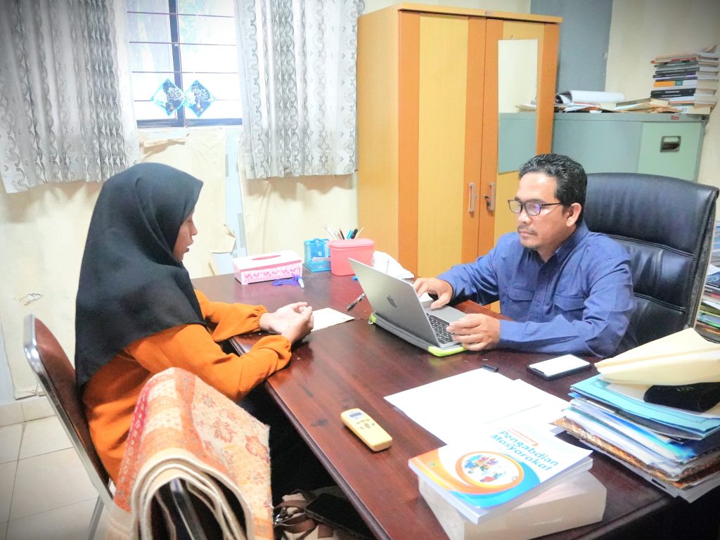 Rania saat dites oleh Ketua LP2M UIN Antasari Dr. Muhammad Zainal Abidin, M.Ag. (Foto:Muhammad Hilman)