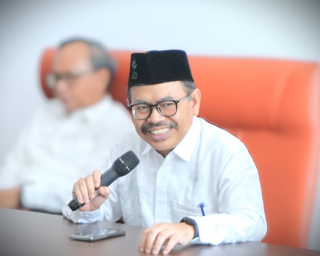 Rektor UIN Antasari Prof. Dr. H. Mujiburrahman, M.A. saat memberikan sambutan di asesmen lapangan akreditasi Lembaga Pemeriksa Halal (Foto:Muhammad Hilman)