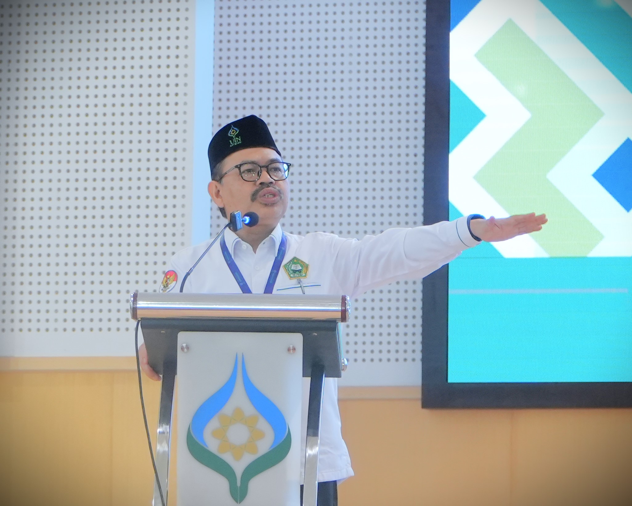 Rektor UIN Antasari Prof. Dr. H. Mujiburrahman, M.A. saat memberikan sambutan pembukaan Raker 2025 (Foto:Humas/Jamal Ripani)